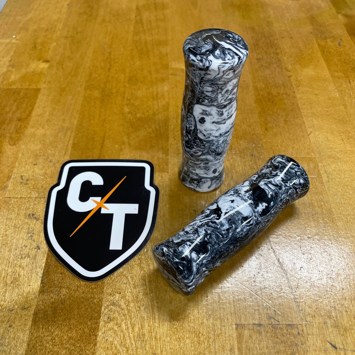 BLACK AND WHITE ACRYLIC CONTOUR GRIP